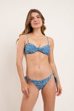 Laden Sie das Bild in den Galerie-Viewer, Model Front: Rio De Sol Ensemble Set Chuva Bandeau-Joy Italy
