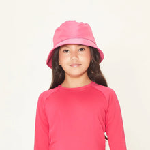 Laden Sie das Bild in den Galerie-Viewer, Model Front: Uv Line Bob Basic Kids Pink Rosa Upf50+

