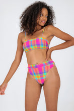 Laden Sie das Bild in den Galerie-Viewer, Model Front: Rio De Sol Haut Top Tulip-Garden Bandeau-Reto
