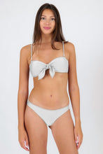 Laden Sie das Bild in den Galerie-Viewer, Model Front: Rio De Sol Haut Top Shimmer-White Bandeau-Knot
