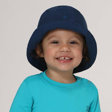 Laden Sie das Bild in den Galerie-Viewer, Model Front: Uv Line Bob Hat Napoli Basic Kids Nac Inf Navy Blue Upf50+
