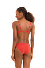 Laden Sie das Bild in den Galerie-Viewer, Model Back: Rio De Sol Ensemble Set Malibu-Chili Balconet Essential-Comfy
