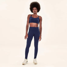 Laden Sie das Bild in den Galerie-Viewer, Model Front: Uv Line Fitness Bas Legging Fit Aspen Navy Blue Upf50+

