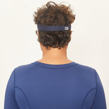Laden Sie das Bild in den Galerie-Viewer, Model Back: Uv Line Visière Visor Athletic Dry Fem Navy Blue Upf50+
