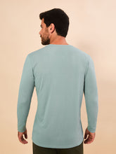 Laden Sie das Bild in den Galerie-Viewer, Model Back: Uv Line T-Shirt Longsleeve New Fit Masc Verde Agua Upf50+
