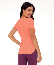 Laden Sie das Bild in den Galerie-Viewer, Model Back: Alto Giro Fitness Haut T-Shirt Skin Fit Alongada Gola V Laranja Melon

