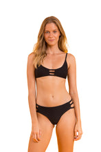 Laden Sie das Bild in den Galerie-Viewer, Model Front: Rio De Sol Ensemble Set Bora-Black Bra-Trio Madrid-Trio
