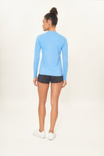 Laden Sie das Bild in den Galerie-Viewer, Model Back: Uv Line T-Shirt Camiseta Uv X Pro Ml Azul Claro Upf50+
