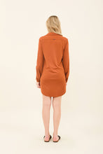 Laden Sie das Bild in den Galerie-Viewer, Model Back: Uv Line Chemise Shirtdress Copenhagen Caramelo Upf50+

