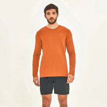 Laden Sie das Bild in den Galerie-Viewer, Model Front: Uv Line T-Shirt Pour Homme Longsleeve Sport Fit Caramelo
