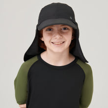 Laden Sie das Bild in den Galerie-Viewer, Model Front: Uv Line Casquette Cap Legionario Teens Inf Black Upf50+
