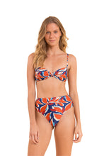Laden Sie das Bild in den Galerie-Viewer, Model Front: Rio De Sol Haut Top Leaves Bandeau-Joy

