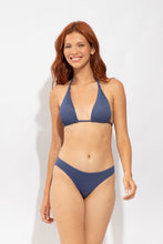 Laden Sie das Bild in den Galerie-Viewer, Model Front: Rio De Sol Bas Bottom Carmel-Blue Essential-Comfy
