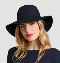 Laden Sie das Bild in den Galerie-Viewer, Model Front: Uv Line Chapeau Souple/Capeline San Remo Preto
