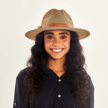 Laden Sie das Bild in den Galerie-Viewer, Model Front: Uv Line Chapeau Fedora Hat Giovana Imp Fem Mescla Upf50+
