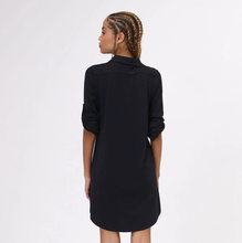 Laden Sie das Bild in den Galerie-Viewer, Model Back: Uv Line Chemise Shirtdress Copenhagen Fem Black Upf50+
