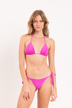 Laden Sie das Bild in den Galerie-Viewer, Model Front: Rio De Sol Ensemble Set Malibu-Rosa Tri-Inv Cheeky-Tie
