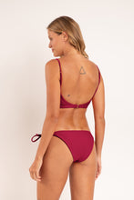Laden Sie das Bild in den Galerie-Viewer, Model Back: Rio De Sol Bas Bottom Touch-Carmim Ibiza-Comfy
