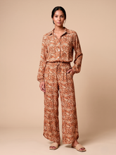 Laden Sie das Bild in den Galerie-Viewer, Model Front: Uv Line Pantalon De Plage Pants Meia Lua Tie Dye Pitanga Upf50+
