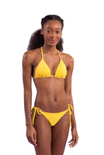 Laden Sie das Bild in den Galerie-Viewer, Model Front: Rio De Sol Ensemble Set Malibu-Yellow Tri-Inv Cheeky-Tie
