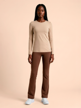 Laden Sie das Bild in den Galerie-Viewer, Model Front: Uv Line T-Shirt Longsleeve Fem New Fit Sand Upf50+
