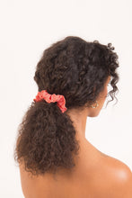 Laden Sie das Bild in den Galerie-Viewer, Model Front: Rio De Sol Chouchou Malibu-Nina Scrunchie

