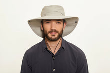 Laden Sie das Bild in den Galerie-Viewer, Model Front: Uv Line Chapeau Souple/Capeline Hat Safari L Masc Sand Upf50+
