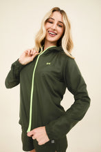 Laden Sie das Bild in den Galerie-Viewer, Gallery: Uv Line Fitness Robes Bag-Foldable Windbreaker Jacket Verde Militar
