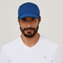 Laden Sie das Bild in den Galerie-Viewer, Model Front: Uv Line Casquette Cap Athletic Dry 2021 Masc Nav Yblue Upf50+
