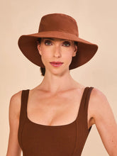 Laden Sie das Bild in den Galerie-Viewer, Model Front: Uv Line Bob Hat California Fem Cognac Upf50+
