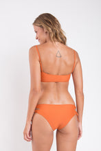Laden Sie das Bild in den Galerie-Viewer, Model Back: Rio De Sol Ensemble Set Ocre Bandeau-Reto Madrid
