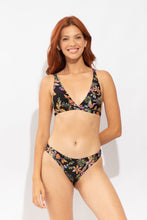Laden Sie das Bild in den Galerie-Viewer, Model Front: Rio De Sol Bas Bottom Flora Essential-Comfy
