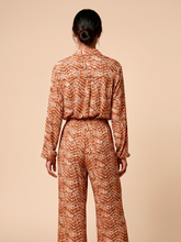 Laden Sie das Bild in den Galerie-Viewer, Model Back: Uv Line Pantalon De Plage Pants Meia Lua Tie Dye Pitanga Upf50+
