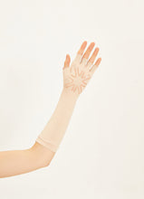 Laden Sie das Bild in den Galerie-Viewer, Model Back: Uv Line Gants Long Gloves Uni Beige Upf50+
