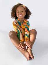 Laden Sie das Bild in den Galerie-Viewer, Model Front: Rio De Sol T-Shirt El-Arco Rash-Guard Kids
