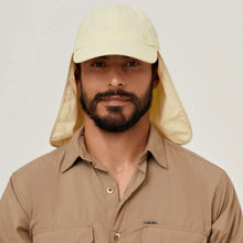 Laden Sie das Bild in den Galerie-Viewer, Model Front: Uv Line Chapeau Legionnaire Neck Cap Africa 2021 Masc Sand Upf50+
