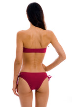 Laden Sie das Bild in den Galerie-Viewer, Model Back: Rio De Sol Ensemble Set Uv-Desejo Bandeau-Reto Madrid
