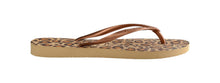Laden Sie das Bild in den Galerie-Viewer, Model Back: Havaianas Tongs Slim Animals Beige
