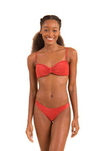 Laden Sie das Bild in den Galerie-Viewer, Model Front: Rio De Sol Haut Top Malibu-Chili Bandeau-Duo
