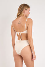 Laden Sie das Bild in den Galerie-Viewer, Model Back: Rio De Sol Haut Top Malibu-Natural Bandeau-Iris
