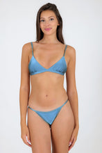 Laden Sie das Bild in den Galerie-Viewer, Model Front: Rio De Sol Ensemble Set Shimmer-Baltic-Sea Tri-Fixo California
