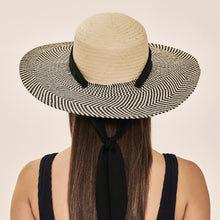 Laden Sie das Bild in den Galerie-Viewer, Model Back: Uv Line Chapeau Panama Ibiza Areia Preto Upf50+
