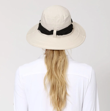 Laden Sie das Bild in den Galerie-Viewer, Model Back: Uv Line Chapeau Souple/Capeline Hat Paris Ville L Fem Sand Upf50+
