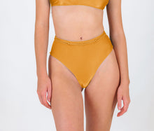 Laden Sie das Bild in den Galerie-Viewer, Gallery: Rio De Sol Bas Bottom Damasco Hotpants
