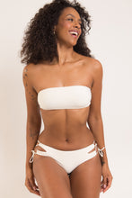 Laden Sie das Bild in den Galerie-Viewer, Model Front: Rio De Sol Haut Top Off-White Bandeau-Reto
