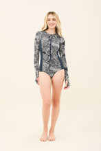 Laden Sie das Bild in den Galerie-Viewer, Model Front: Uv Line Une Pièce Swimsuit Macae Dahlia Navy Blue Upf50+
