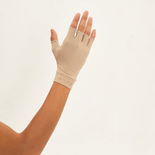 Laden Sie das Bild in den Galerie-Viewer, Model Back: Uv Line Gants Short Gloves Uni Chocolate Upf50+
