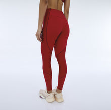 Laden Sie das Bild in den Galerie-Viewer, Model Back: Alto Giro Fitness Bas Legging Hyper Recortes Atlanta Vermelho Haute Red
