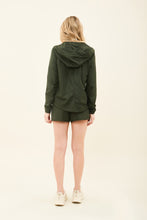 Laden Sie das Bild in den Galerie-Viewer, Model Back: Uv Line Fitness Robes Bag-Foldable Windbreaker Jacket Verde Militar
