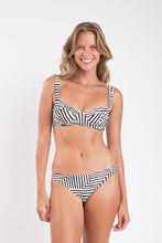 Laden Sie das Bild in den Galerie-Viewer, Model Front: Rio De Sol Bas Bottom Collage Essential-Comfy
